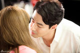 组图：《是爱情》赵寅成孔孝真上演甜蜜吻戏