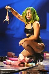组图：Gaga演唱会现场豪放换装 爆乳网袜夺人眼
