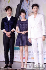 组图：金贤珠出席发布 透视白裙纯美性感