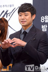 组图：韩星金素贤出席发布会 展清纯可爱