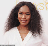 组图：《美国恐怖故事》安吉拉-贝塞特白裙现身