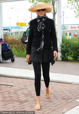 组图：乌玛-瑟曼抱娃现身 女儿挥手萌态十足