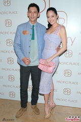 组图：黄伟文王若琳亮相 印花西装配文艺短裙