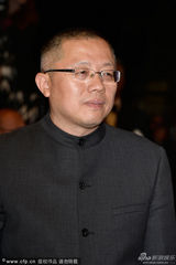 组图：《幻想曲》首映 菅韧姿着蓬蓬裙挥手