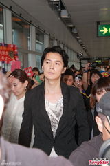 组图：男神福山雅治离台访港 9岁粉丝翘课送机