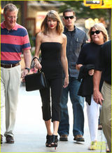 组图：斯威夫特全黑装束出街 抹胸连体裤秀纤腰