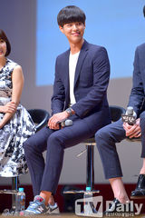 组图：李贞贤着水墨画连衣裙出席优雅含蓄