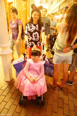 组图：王诗龄玩转迪士尼 变身睡美人获赞小公主