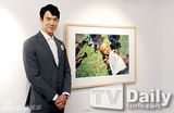 组图：演员柳演锡办个人影展 用镜头传递希望