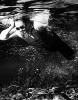 组图：吴秀波曝封面大片 正装潜水大玩湿身诱惑