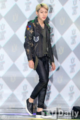 组图：韩星宣美出席发布会 超短裙秀性感