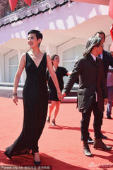 组图：吴君如黑色深V礼服 牵手陈可辛恩爱