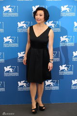 组图：威尼斯评委齐亮相 陈冲美艳搭蒂姆-罗斯