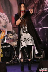 组图：张惠妹藏肉不怕热 全副武装难掩丰腴身材