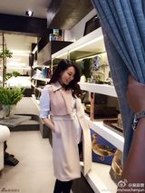 组图：吴辰君晒潮装美照 长裙遮大肚孕味明显