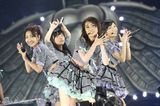 组图：大岛优子AKB48毕业公演 与好友拥抱告别