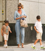 组图：超模吉赛尔亲子外出 儿子表情严肃