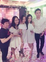 组图：张嘉倪生日被求婚 与男友双双落泪