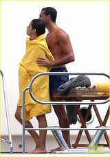 组图：赛琳娜比基尼度假 新欢情难禁手探浴巾