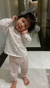 组图：小S小女儿戴头饰变小飞象 可爱逗趣