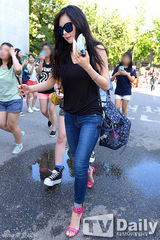 组图：4minute泫雅参加彩排 戴墨镜尽显女王风范