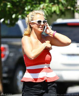 组图：布兰妮当街豪放整裹胸 煲电话粥心情大好