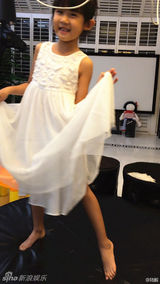 组图：贝儿扎头发穿裙子一秒变公主翩然起舞