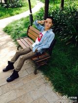 组图：奶茶千金蒋瑶嘉身家30亿 板寸短发个性足