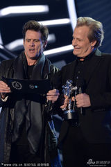 组图：金凯瑞与老搭档杰夫-丹尼尔斯现身颁奖