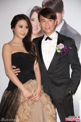 组图：陶喆吻新娘脸颊秀恩爱 豪华礼车接亲