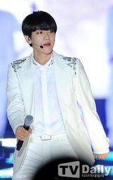 组图：韩女团穿短裙热舞走光露蓝色底裤