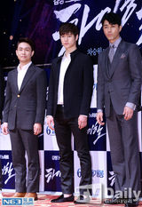 组图：《高跟鞋》发布会 车胜元帅气西装亮相