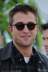 组图：《星图》朱丽安摩尔卖萌 加顿捂裙险走光