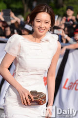 组图：高雅拉修身白裙纯美 秀大片美背清凉