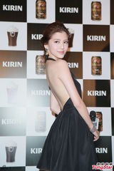 组图：吴千语性感大露背 称夏天到爱秀玉背