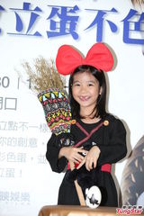 组图：乔乔cospaly化身小魔女 萌样超卡哇伊