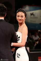组图：威尼斯闭幕红毯 汤唯笑容甜美陈冲深V