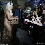 组图：Lady Gaga穿透视薄纱裙秀豪乳 变身优雅女神