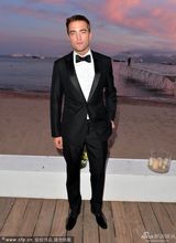 组图：《沙海漂流人》首映 希尔顿蓬蓬裙扮少女