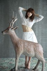 组图：陈妍希生日被骗拍露脐写真饿出人鱼线