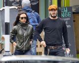 组图：小贝夫妇出街养眼 贝嫂罕见休闲装显飒爽