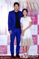 组图：韩星尹珍瑞镂空白裙优雅亮相试映会