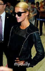 组图：名媛希尔顿赴韩 豪气拎名包阵势大