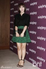 组图：韩星李素妍着金色迷你裙秀性感美腿