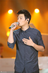 组图：小沈阳为爱妻沈春阳献歌 多亮携北舞校花共舞