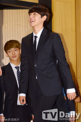 组图：韩团EXO出席记者会 帅气正装魅力足