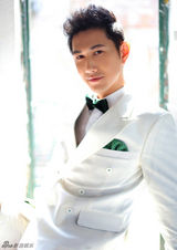 组图：何明翰绅士写真曝光 温暖笑容显暖男魅力