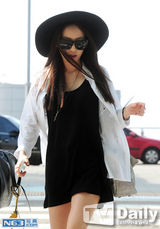 组图：Kara具荷拉现身机场 黑白经典搭显女神范