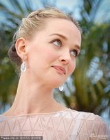 组图：《孤独情事》记者会 杰西卡依偎麦卡沃伊