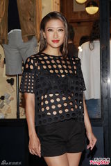 组图：谢婷婷透洞外衣搭热裤 火辣骑机车